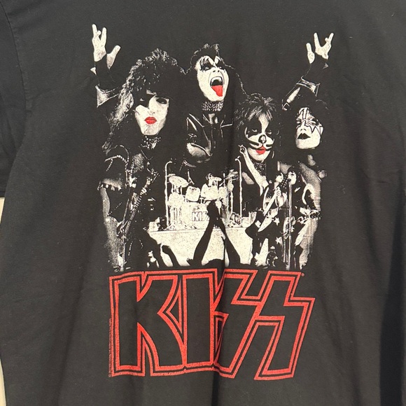 Kiss Tee - Picture 3 of 5